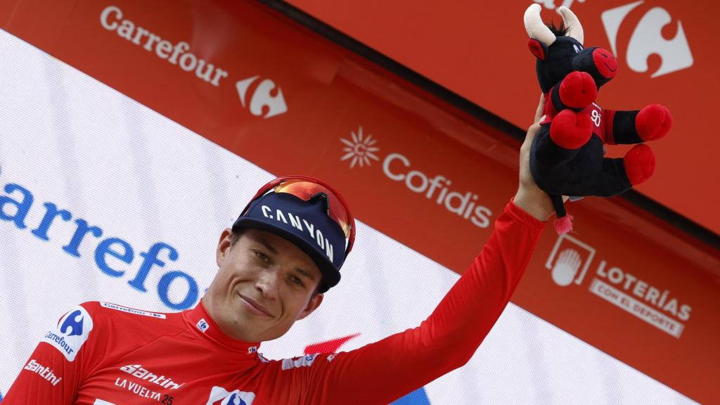 Philipsen saluda tras enfundarse el maillot rojo.