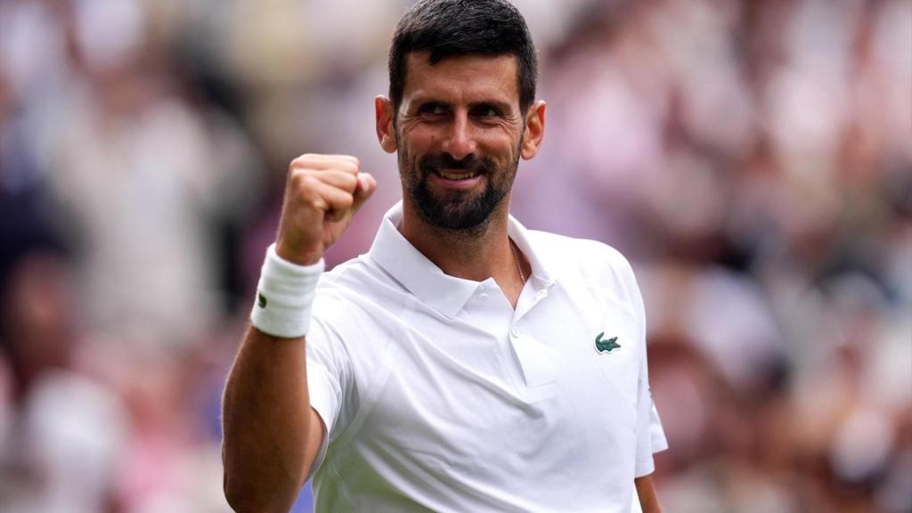 Djokovic celebra la victoria ante Álex de Miñaur en Wimbledon.