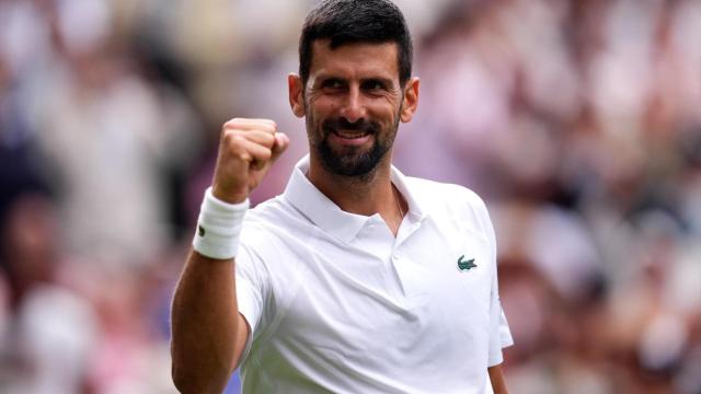 Djokovic celebra la victoria ante Álex de Miñaur en Wimbledon.