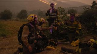 Varios bomberos forestales descansan durante su jornada, en Retorta, Orense.