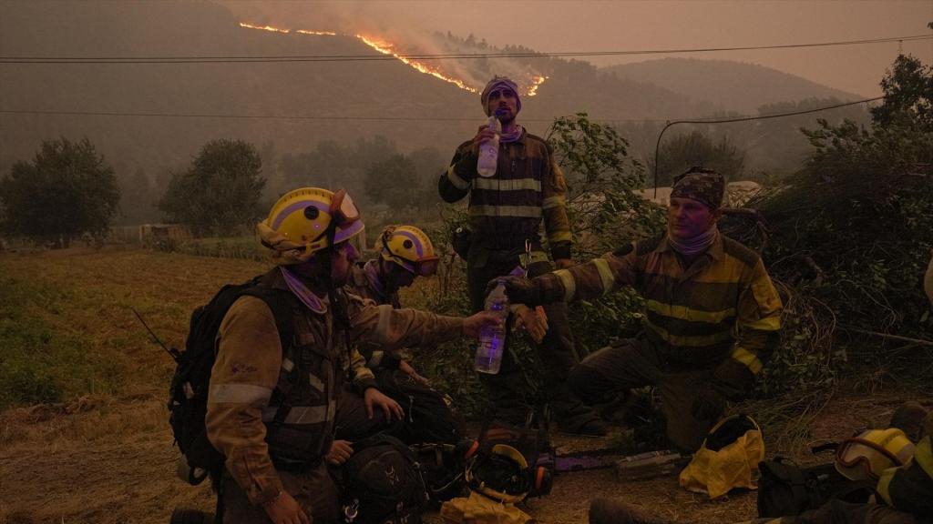 Varios bomberos forestales descansan durante su jornada, en Retorta, Orense.