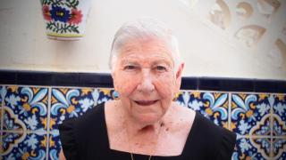 Dolores Aniorte, en el patio de su casa en Torrevieja.