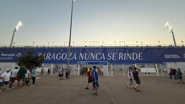 Aficionados en el exterior del Ibercaja Estadio.
