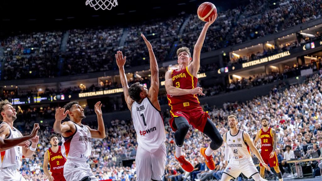 Sergio de Larrea lanza a canasta ante Oscar da Silva.