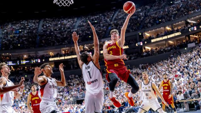 Sergio de Larrea lanza a canasta ante Oscar da Silva.