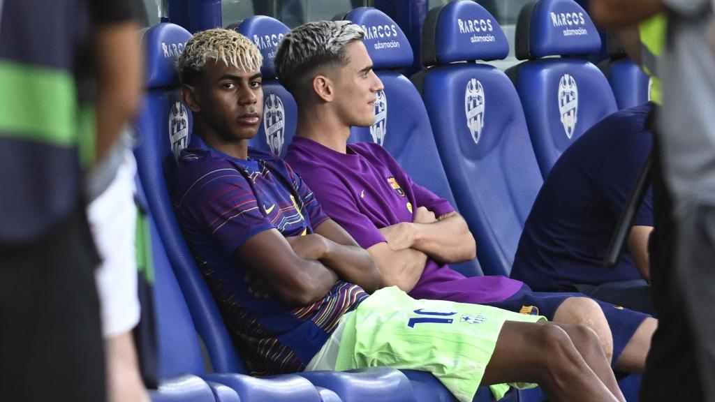 Lamine Yamal y Gavi, en el banquillo del Ciutat de Valencia.