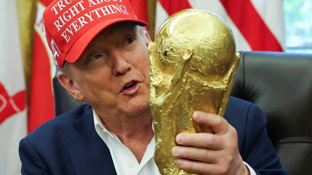 El presidente de EEUU, Donald Trump, posa con el torneo de campeón mundial.