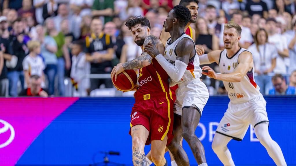 Santi Yusta aguanta el balón mientras es presionado por Schroeder.