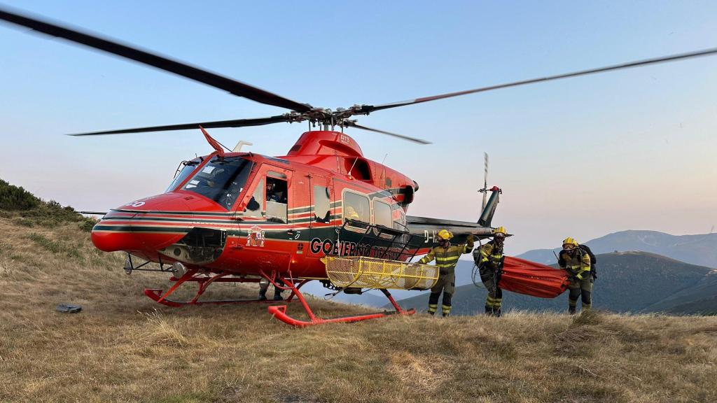 Pilotos de Rotorsun recogen a los bomberos forestales de BRIF Puerto el Pico