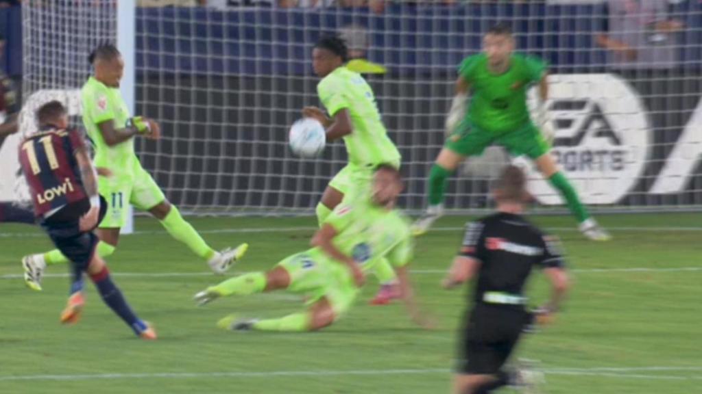 Captura del penalti por mano de Balde.