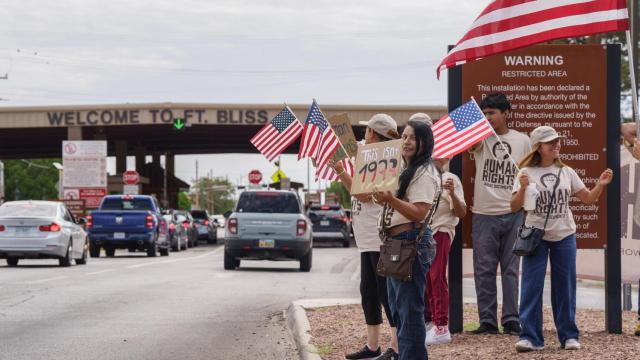 Varios migrantes protestan contra el ICE en El Paso, Texas, durante este verano.