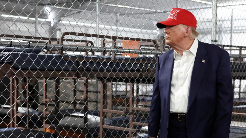 Donald Trump en el centro de detención temporal de migrantes Alligator Alcatraz.