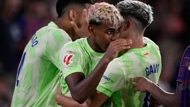 Los jugadores del Barça celebran el tercer tanto ante el Levante.