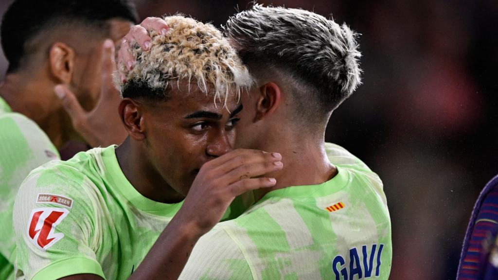 Los jugadores del Barça celebran el tercer tanto ante el Levante.