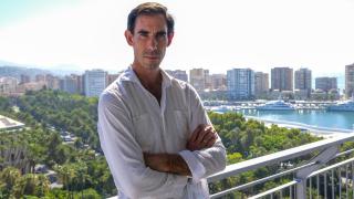 Saúl Jimémez Fortes porta para la entrevista para EL ESPAÑOL de Málaga