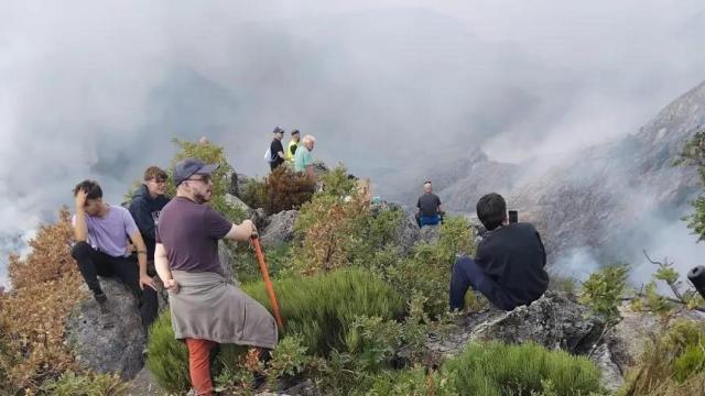 Algunos vecinos se quedaron para evitar que el fuego no llegara a su pueblo.