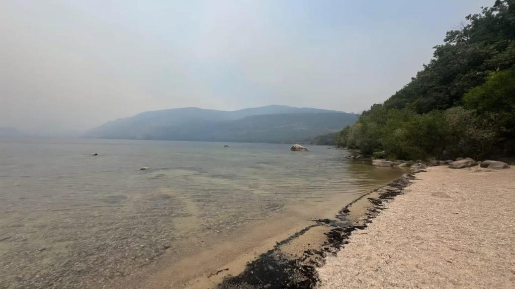 El lago de Sanabria con cenizas.