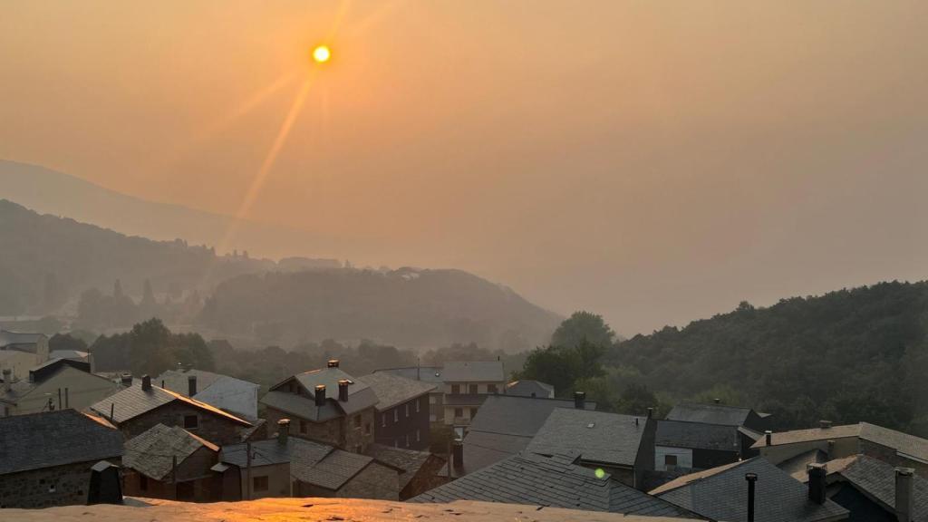 Así se veía el humo sobre San Martín de Castañeda antes de ser evacuado.