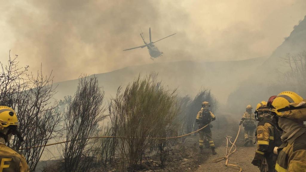 Los bomberos forestales advierten que los incendios deben continuar bajo vigilancia.