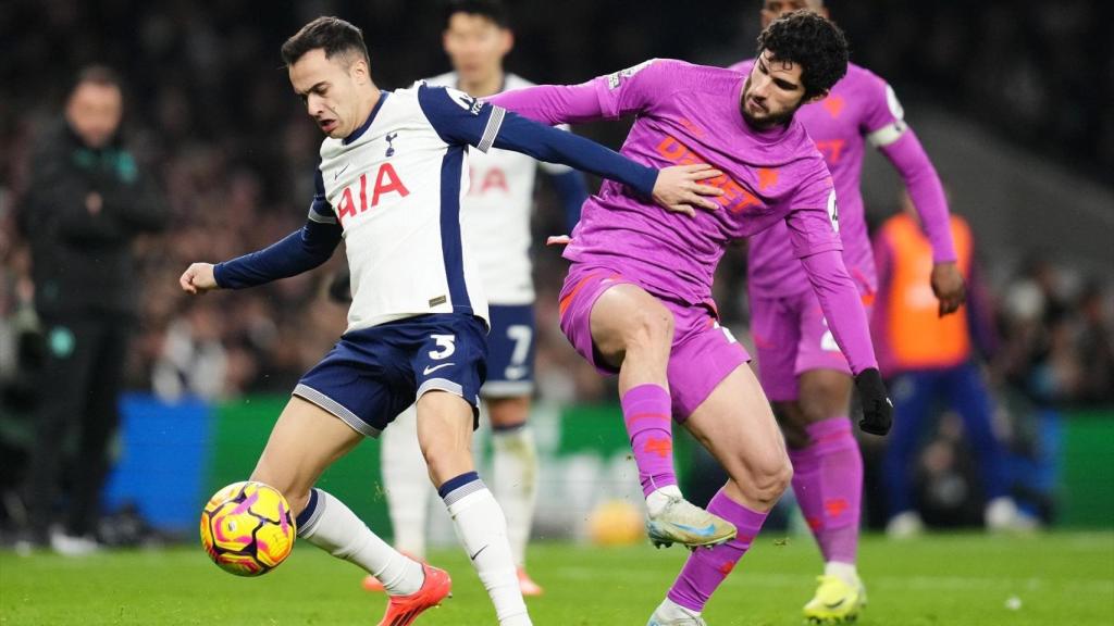 Sergio Reguilón trata de mantener el balón ante la presión de Gonçalo Guedes.