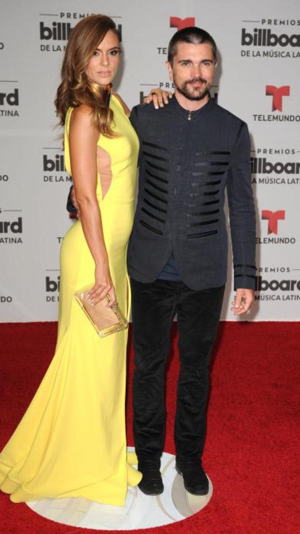Juanes, con su mujer, Karen Martínez, en los Billboard Latin Music Awards, en 2016.