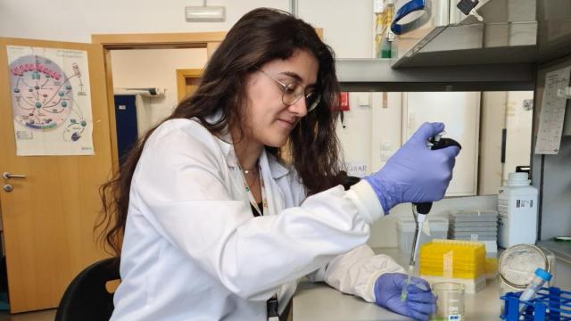Irene Ginés en el laboratorio