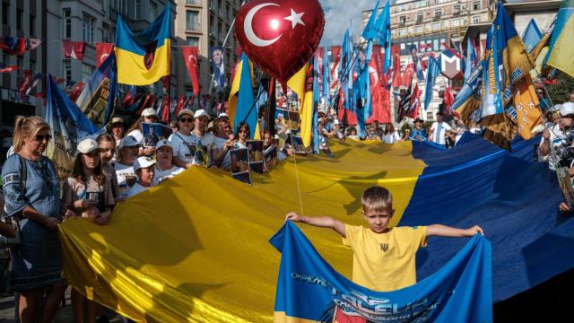 Ucranianos en Turquía se manifiestan para reivindicar el Día de la Independencia de Ucrania.