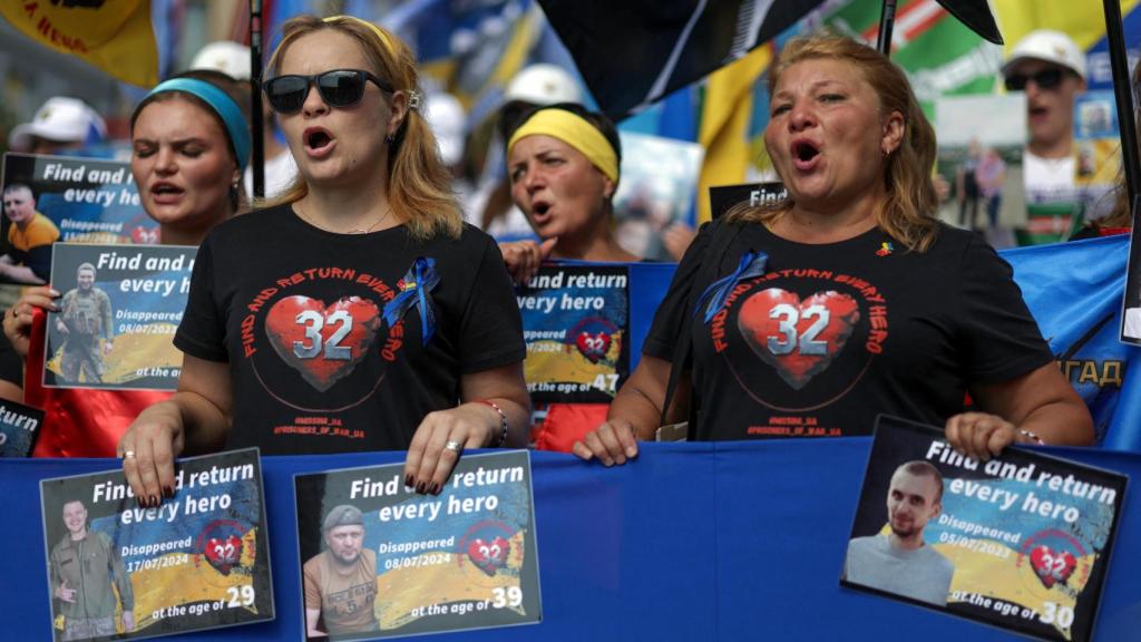 Ucranianos portan en una manifestación en Estambul fotografías de compatriotas desaparecidos en la guerra con Rusia.