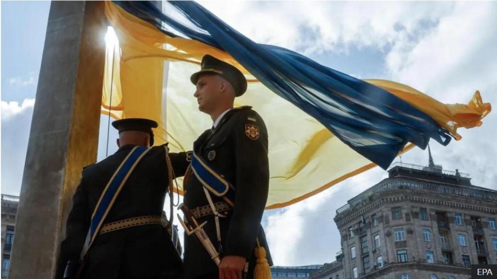 Los militares de la Guardia de Honor de Ucrania izan la Bandera Nacional en el centro de Kiev, Ucrania, el 23 de agosto de 2025