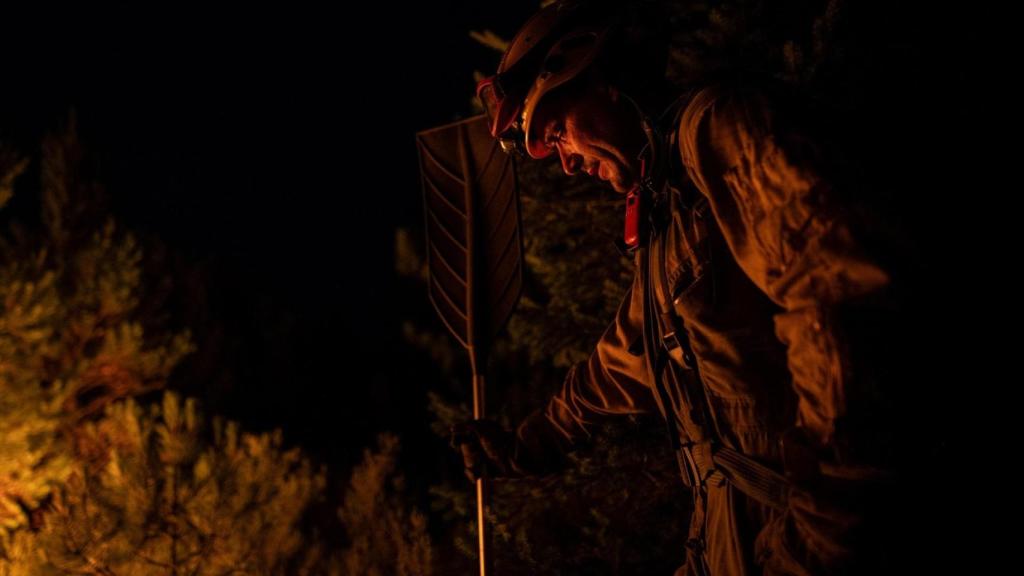 Un bombero forestal trata de extinguir el fuego, a 22 de agosto de 2025, en Argayo, León, Castilla y León (España).
