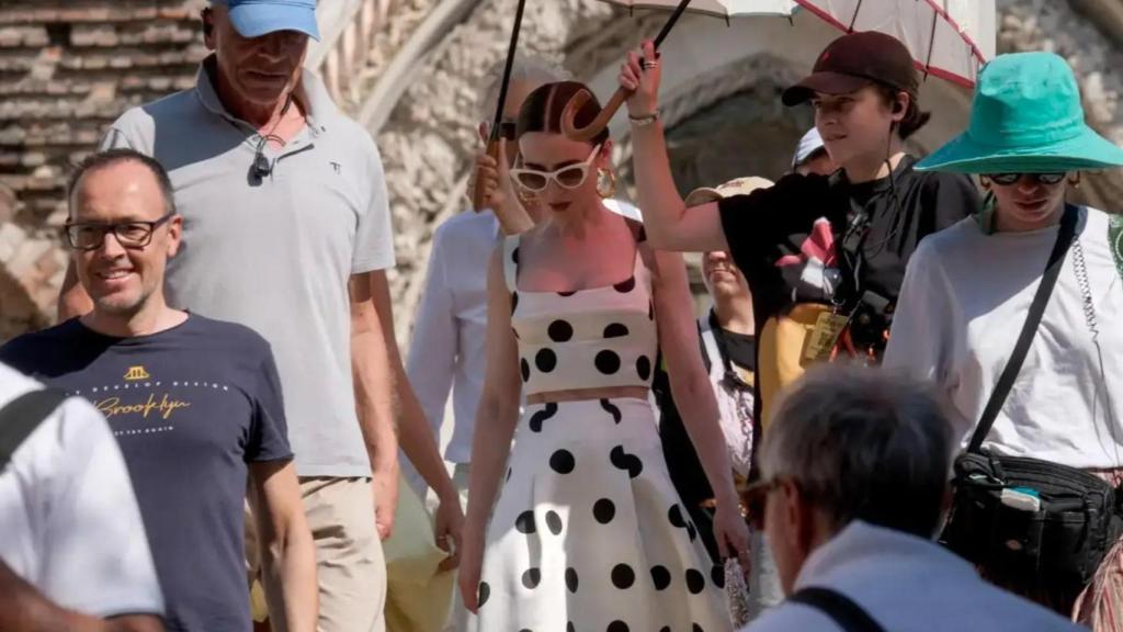 Lily Collins en una imagen del rodaje de la quinta temporada de 'Emily en París' en Venecia, Italia.