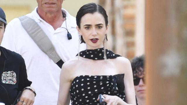 Lily Collins en una imagen del rodaje de la quinta temporada de 'Emily en París' en Venecia, Italia.
