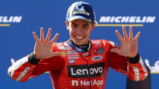 Marc Márquez marca con sus dedos las 10 victorias logradas esta temporada, en el Balaton Park de Hungría.