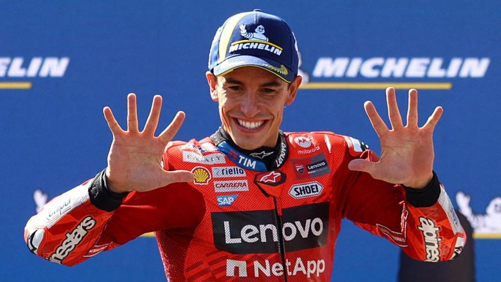 Marc Márquez marca con sus dedos las 10 victorias logradas esta temporada, en el Balaton Park de Hungría.