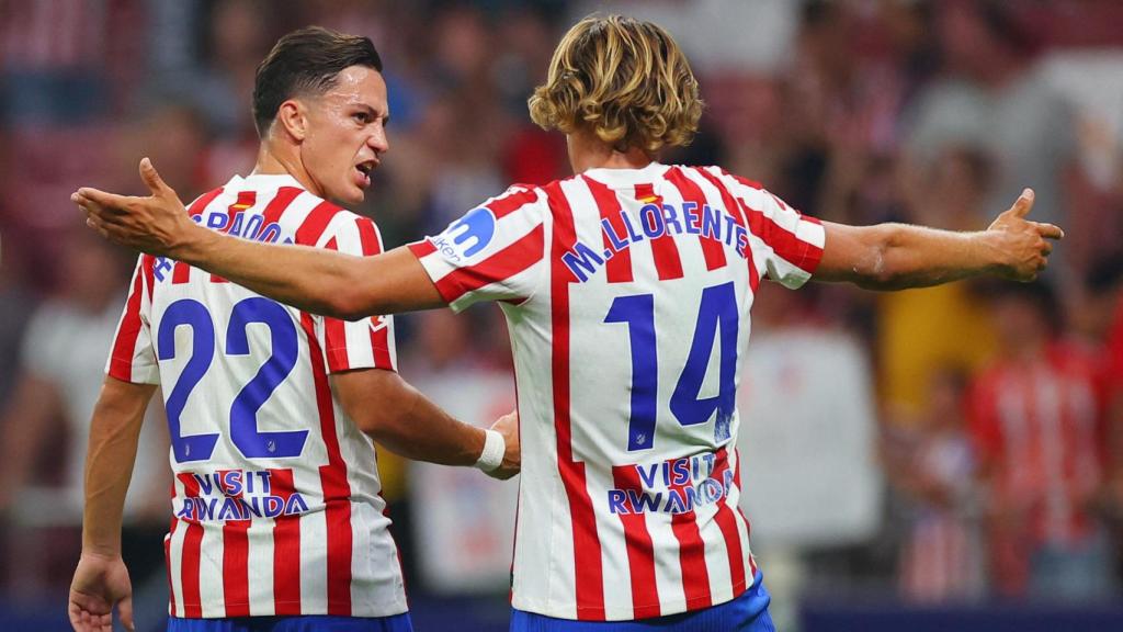 Llorente abronca a Raspadori tras una acción en el Atlético-Elche de este sábado.