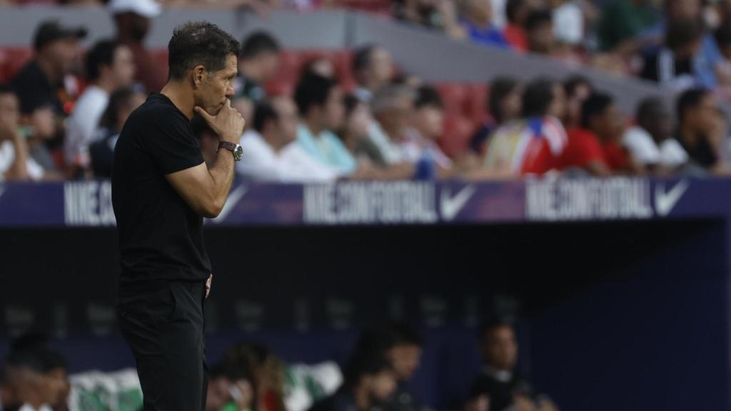 Simeone, resignado al ver el juego de su equipo ante el Elche.