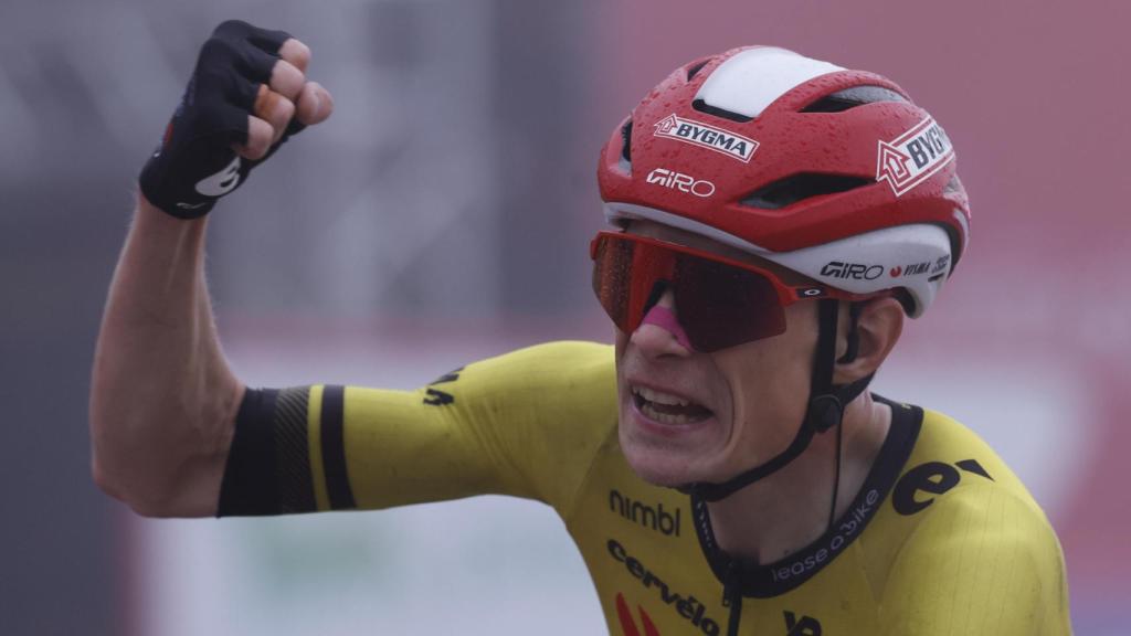 Vingegaard levanta el puño tras la victoria.