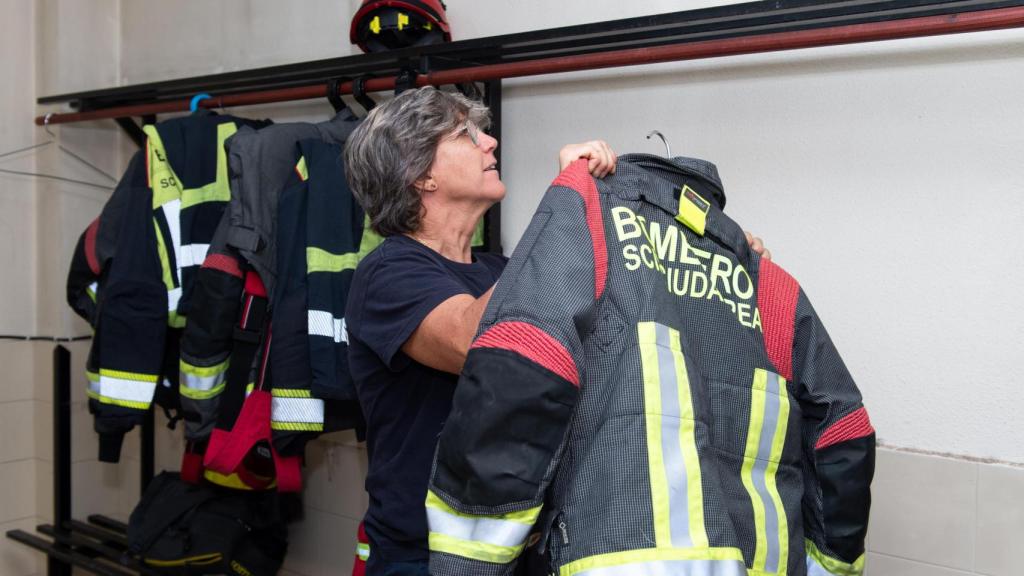 Cabañero recolocando su traje.