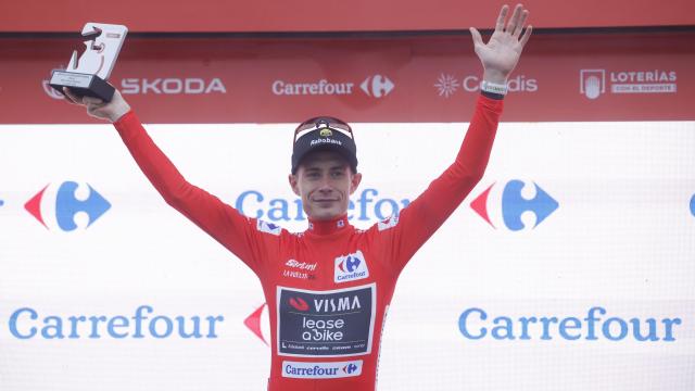 Jonas Vingegaard posa con el maillot rojo de La Vuelta.