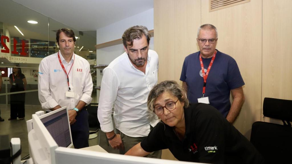 El conselleiro de Presidencia, Xustiza e Deportes, Diego Calvo, en su visita al Centro Integrado de Atención a las Emergencias de A Estrada