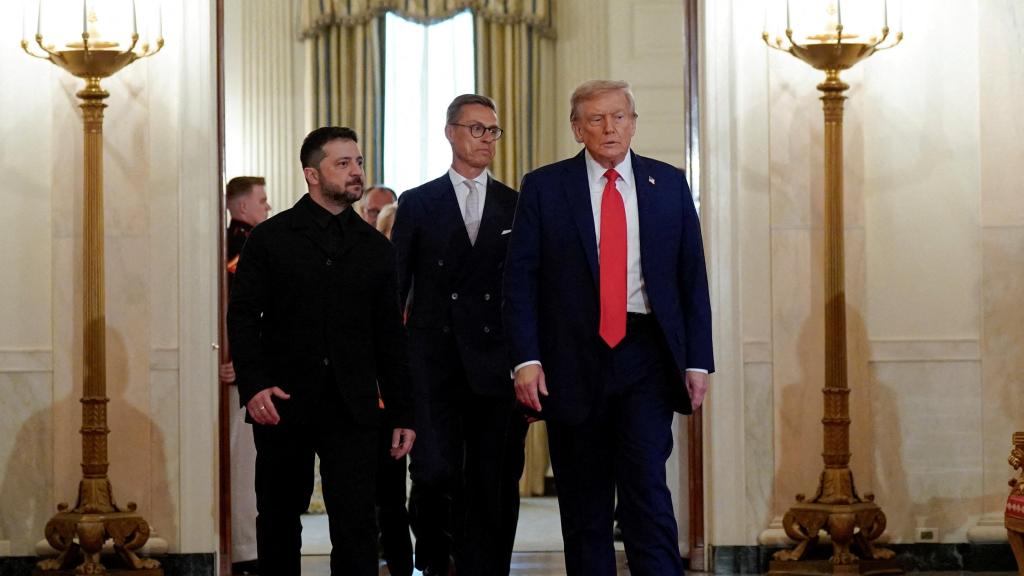 El presidente de EEUU, Donald Trump (d), camina junto a su homólogo ucraniano, Volodímir Zelenski (i) en la Casa Blanca.