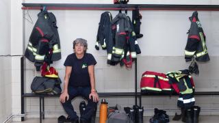 La profesional atiende a Magas en el Parque de Bomberos de Puertollano.