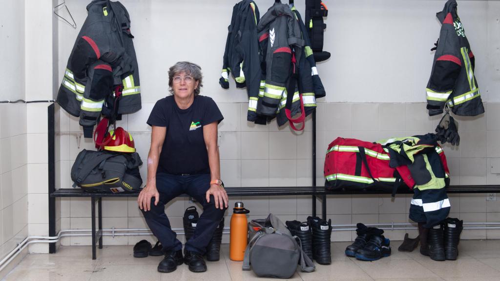 La profesional atiende a Magas en el Parque de Bomberos de Puertollano.