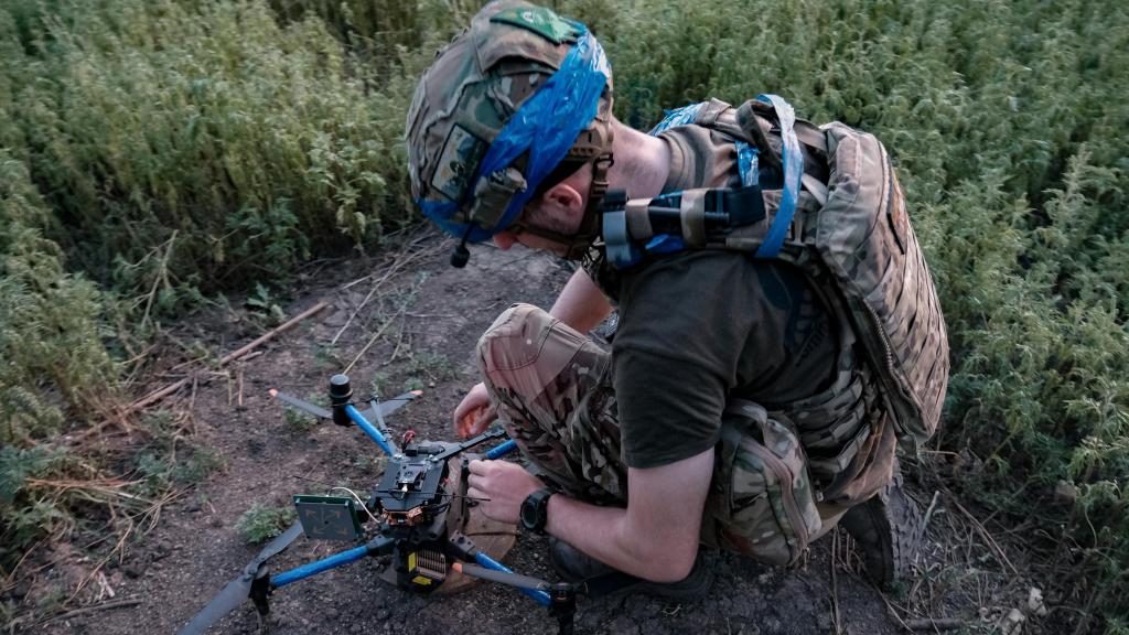 Un soldado ucraniano de la 20 Brigada Lyubart coloca un dron FPV en posición de despegue para lanzar una misión de ataque contra las líneas rusas en el frente de combate de Toretsk.