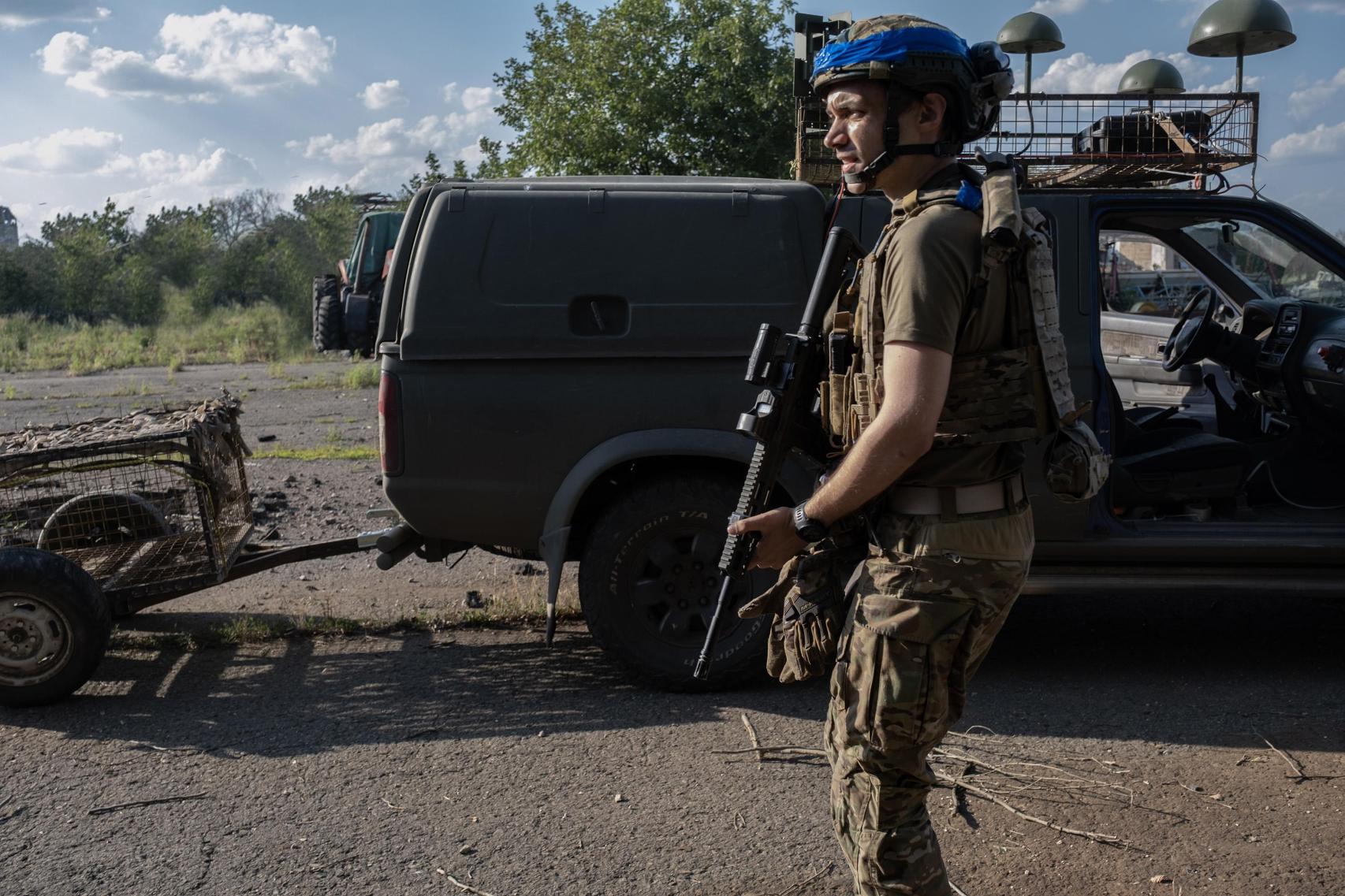 Un oficial de la 20 Brigada Lyubart repele el ataque de un dron FPV ruso de camino a su posición en el frente de combate de Toretsk (Donetsk)
