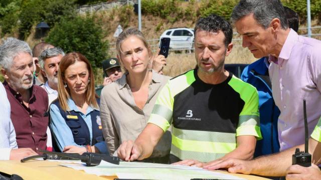 El presidente Pedro Sánchez, este viernes durante su visita al puesto de mando avanzado de Degaña (Asturias), junto a los ministros Sara Aagesen y Marlaska, y la directora de Protección Civil, Virginia Barcones.