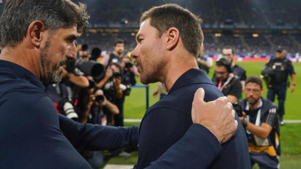 Paunovic y Xabi Alonso se saludan al inicio del encuentro.
