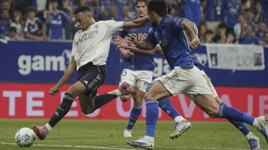 Mbappé se saca un derechazo para hacer el primer gol del partido.