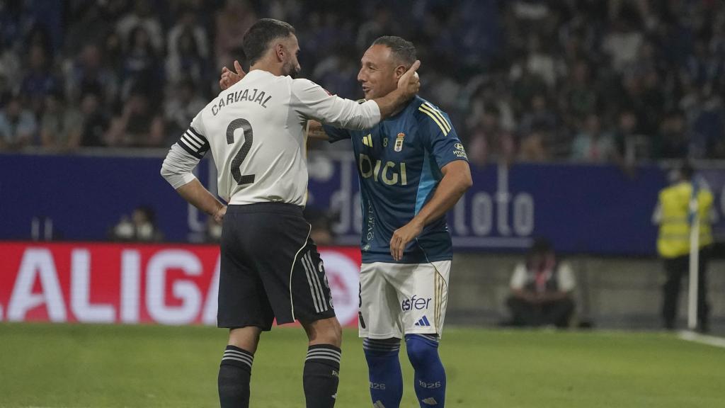 Dani Carvajal y Santi Cazorla se saludan al inicio del partido.