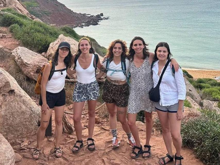 Ione Belarra, Irene Montero, Alejandra Martínez (que ha sido asesora de Podemos en el Congreso), Lucía Muñoz (portavoz de Podemos en el Ayuntamiento de Palma) y Teresa Cambril (que desempeña labores de comunicación en el partido), en un paraje natural de la costa sur de Menorca.